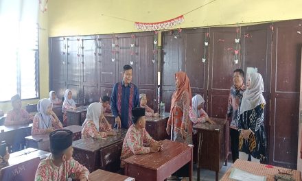 Ka. Tim Kurikulum Penmad Kanwil Kemenag Sumut Tinjau Pelaksanaan Ujian Madrasah di MIN 8 Kota Medan