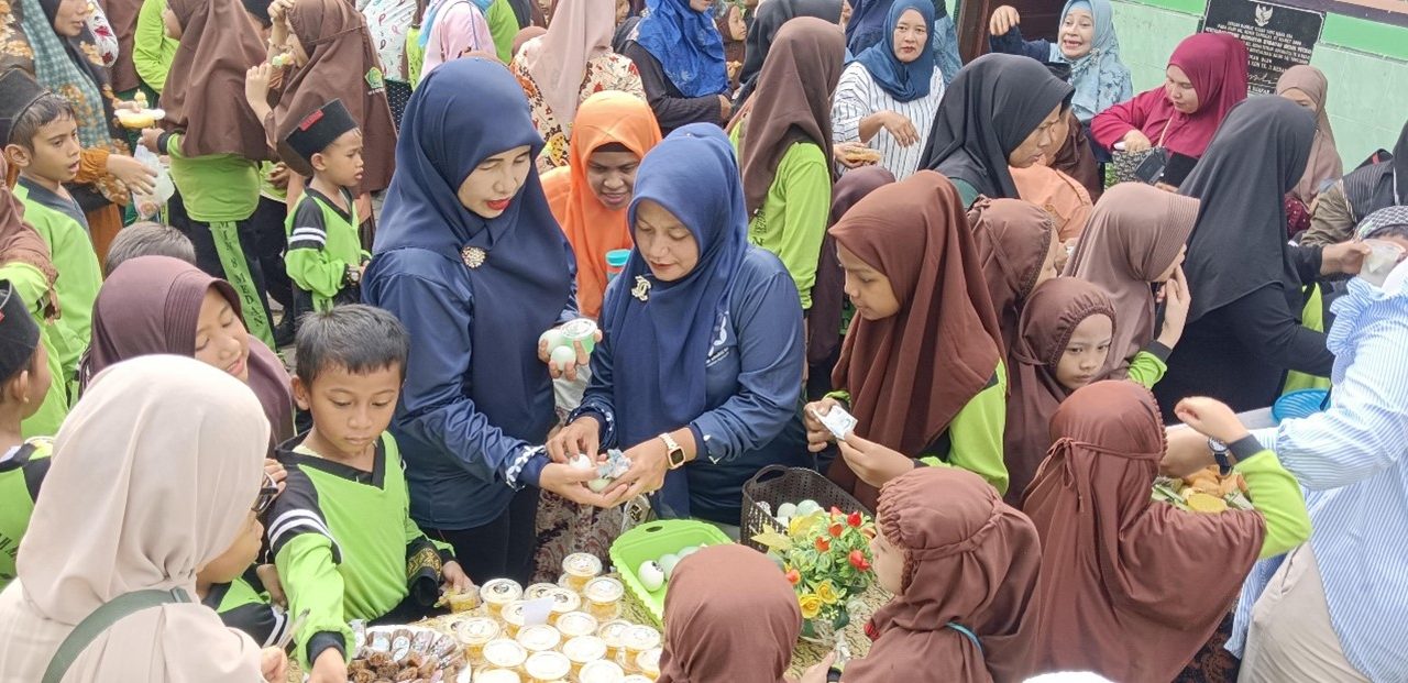 IMPLEMENTASI P5P2RA UNTUK GENERASI CERDAS DAN BERKARAKTER MIN 8 KOTA MEDAN GELAR MARKET DAY